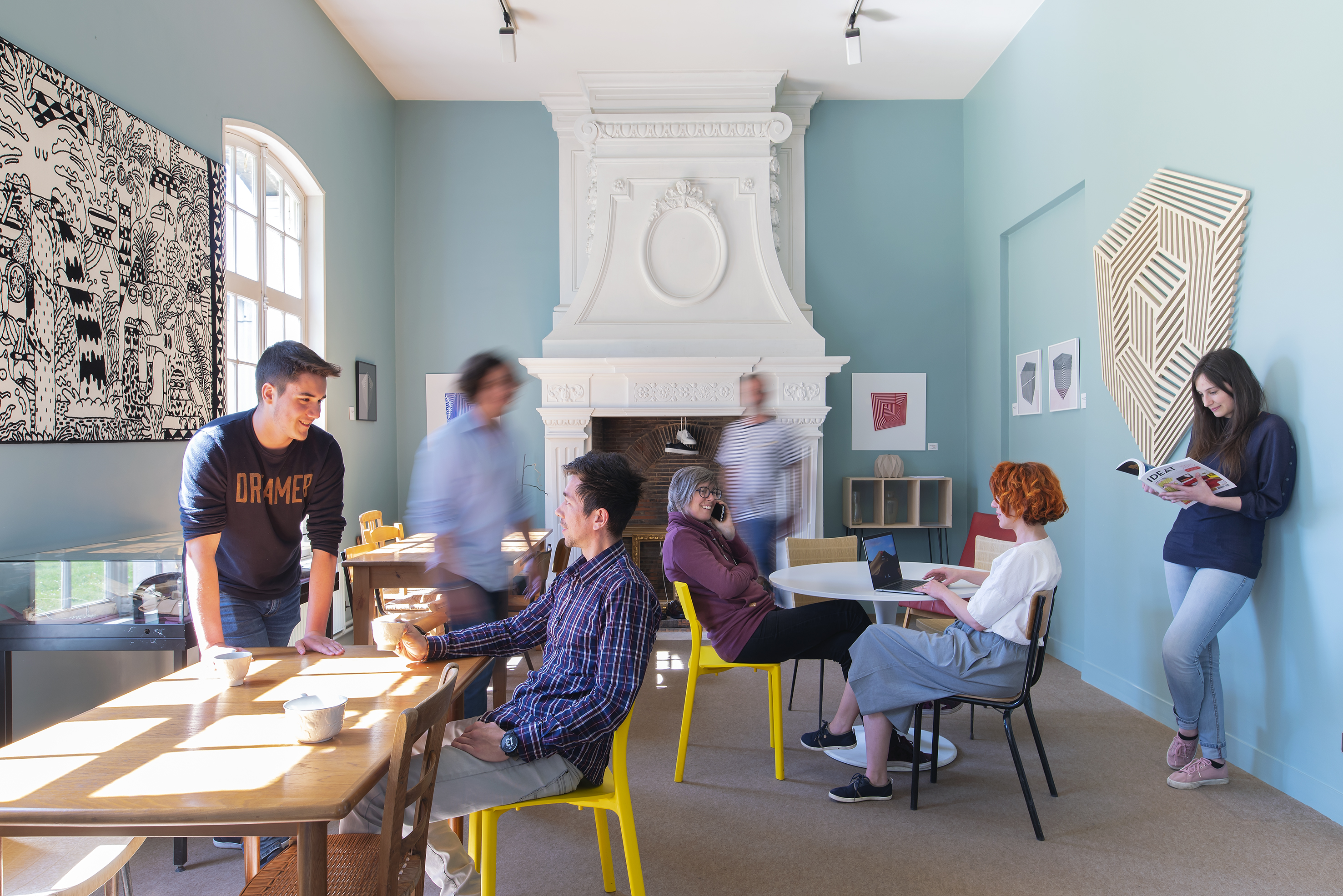 Une cheminée, un coin lecture et la vue sur le parc arboré. Un espace disponible à la privatisation pour sortir du cadre...