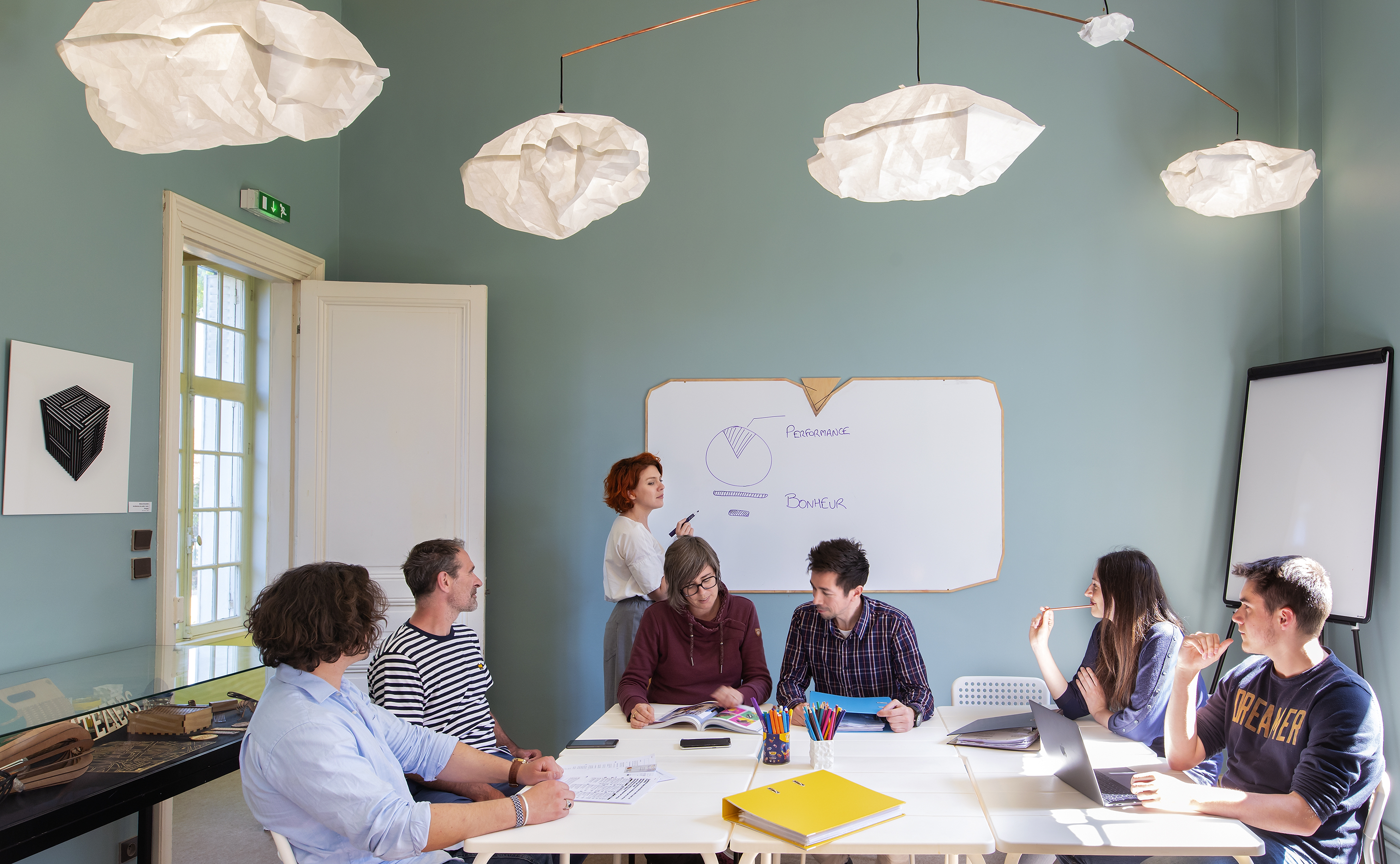 Une belle hauteur sous plafond et lumière naturelle. L'espace idéal pour vos groupes de travail et séances de créativité