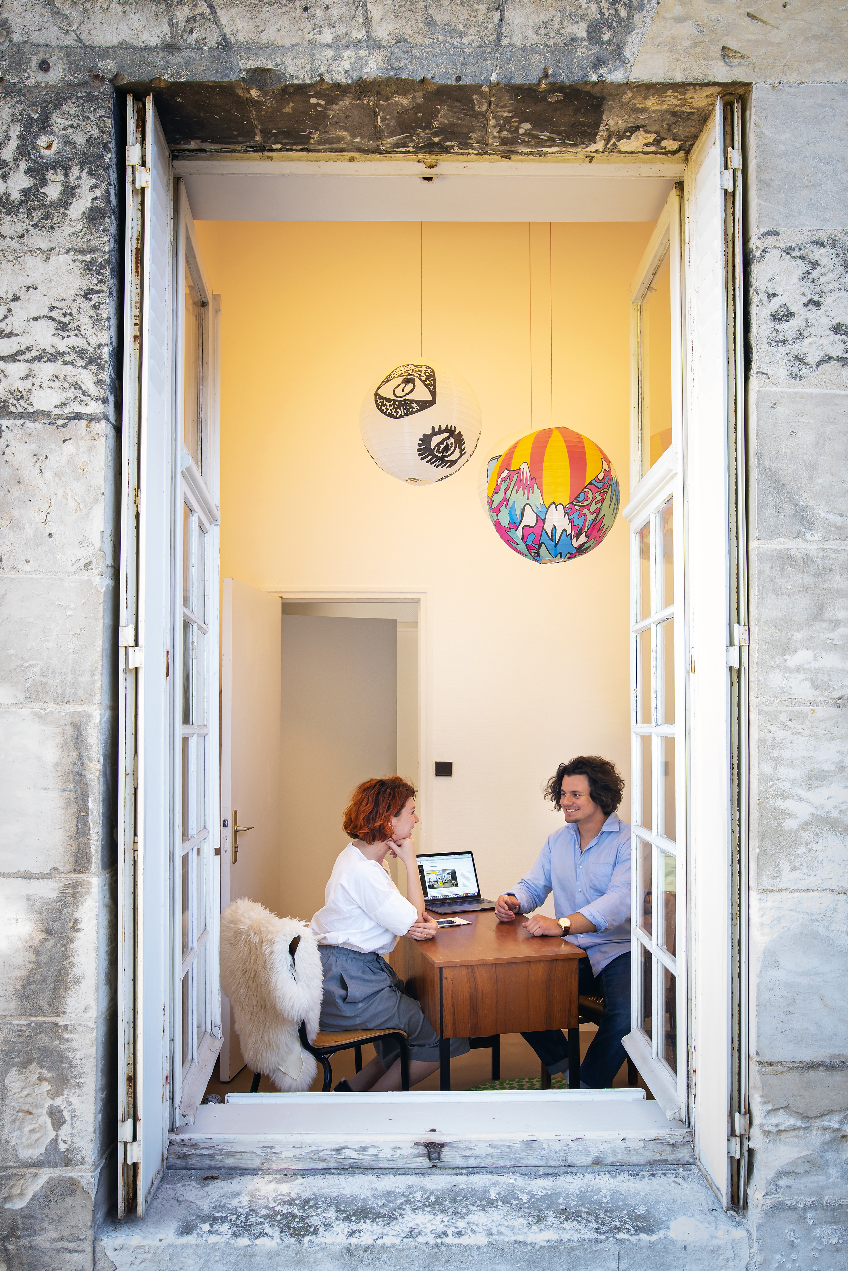 Un joli bureau en rez de chaussée baigné de lumière réservable à l'heure. Idéal pour un rendez-vous confidentiel ou pour s'isoler, tout simplement