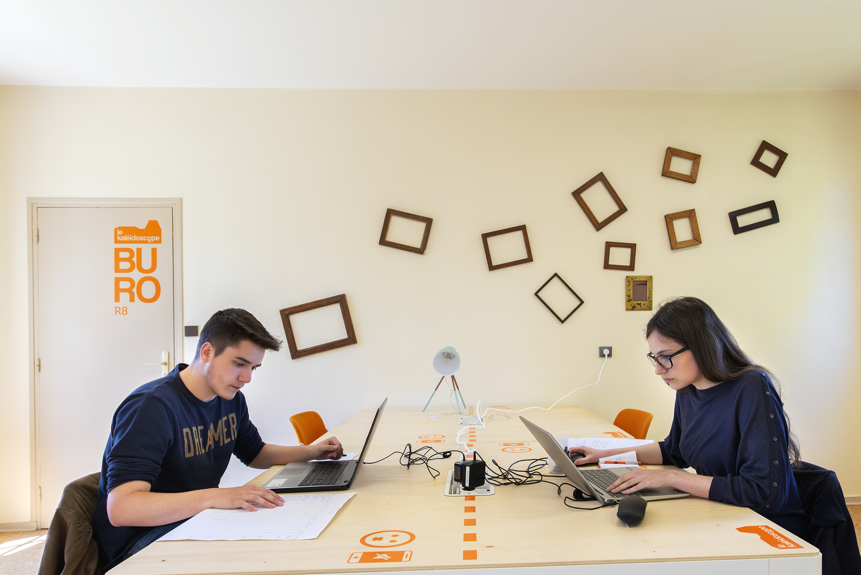 Un grand bureau partagé avec lumière naturelle