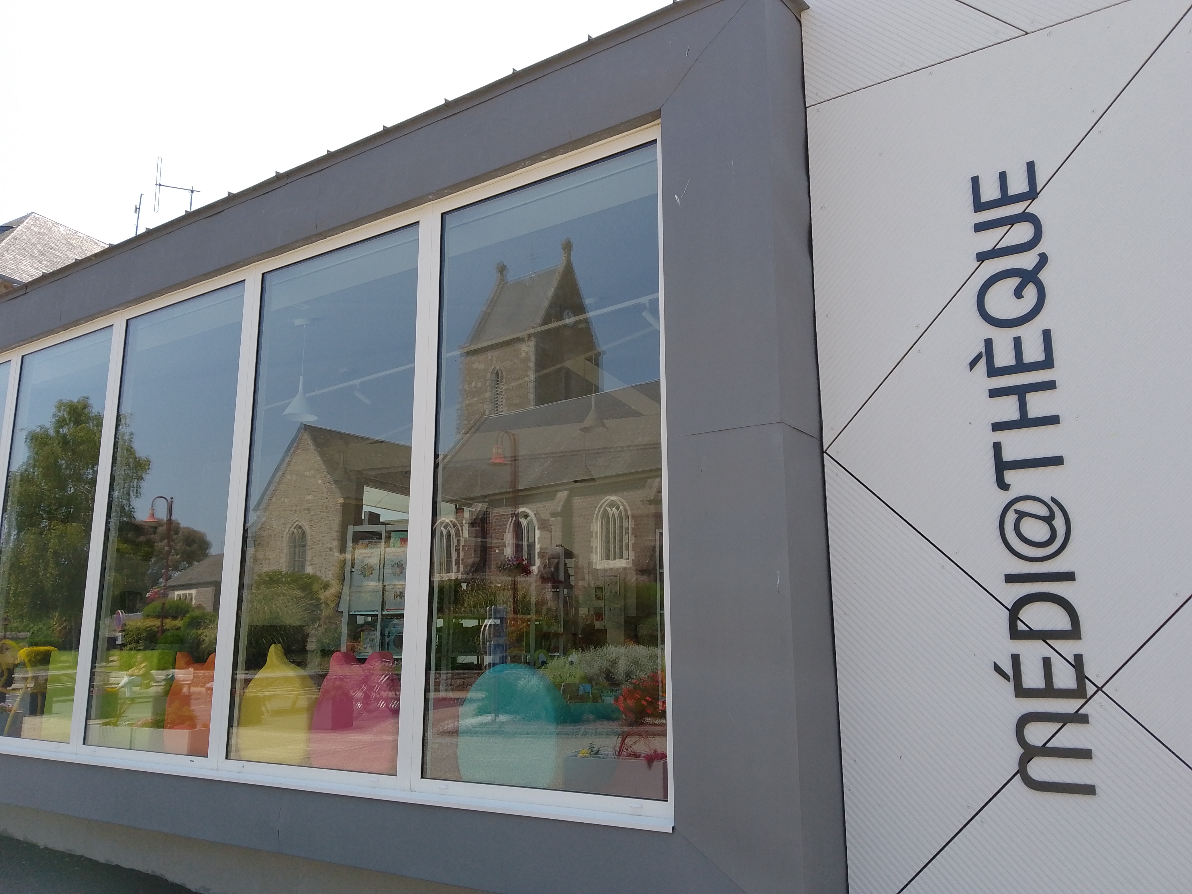 extérieur. L'EPN est dans la médiathèque.