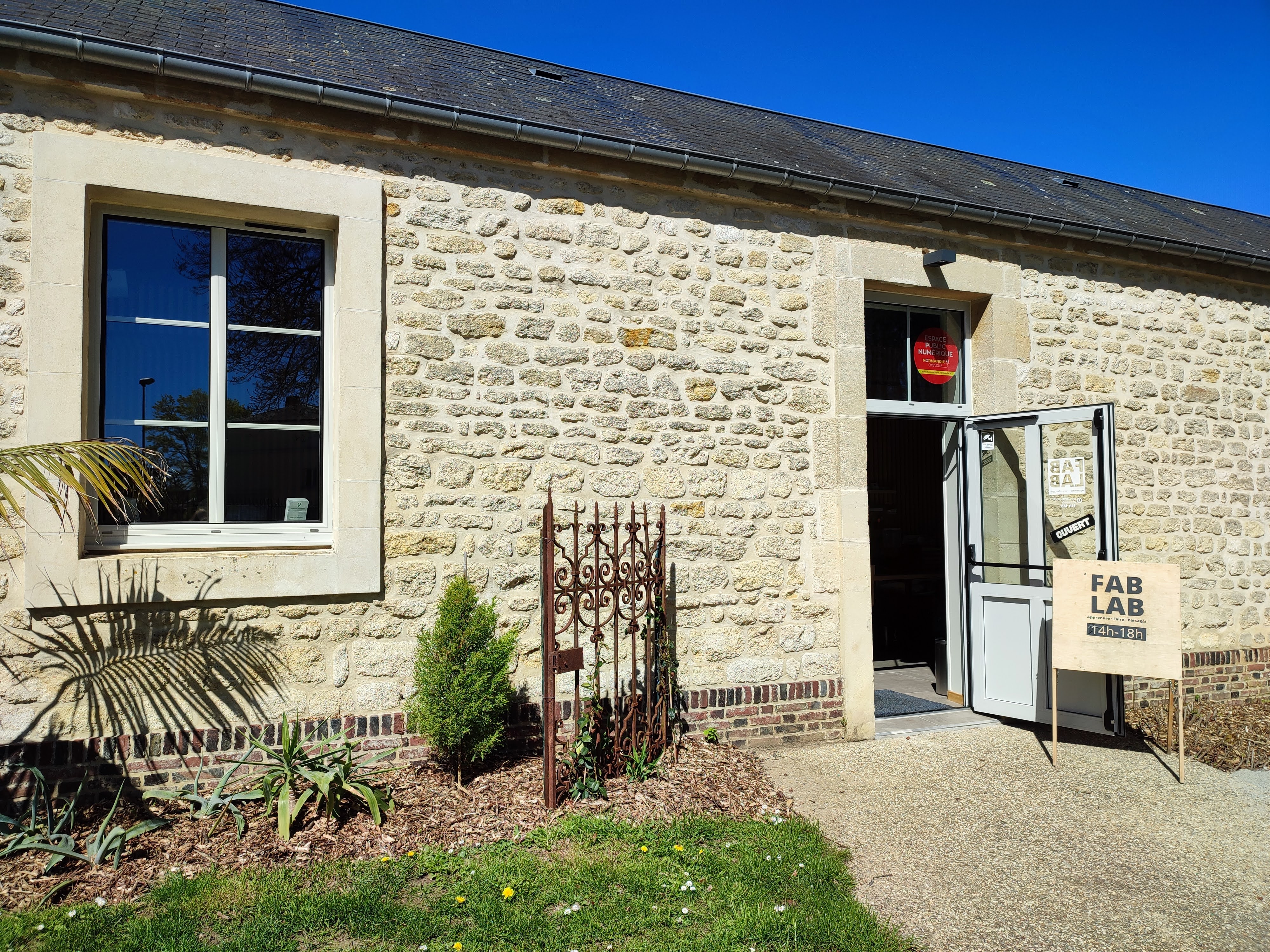 Entrée du Fablab d'Argentan