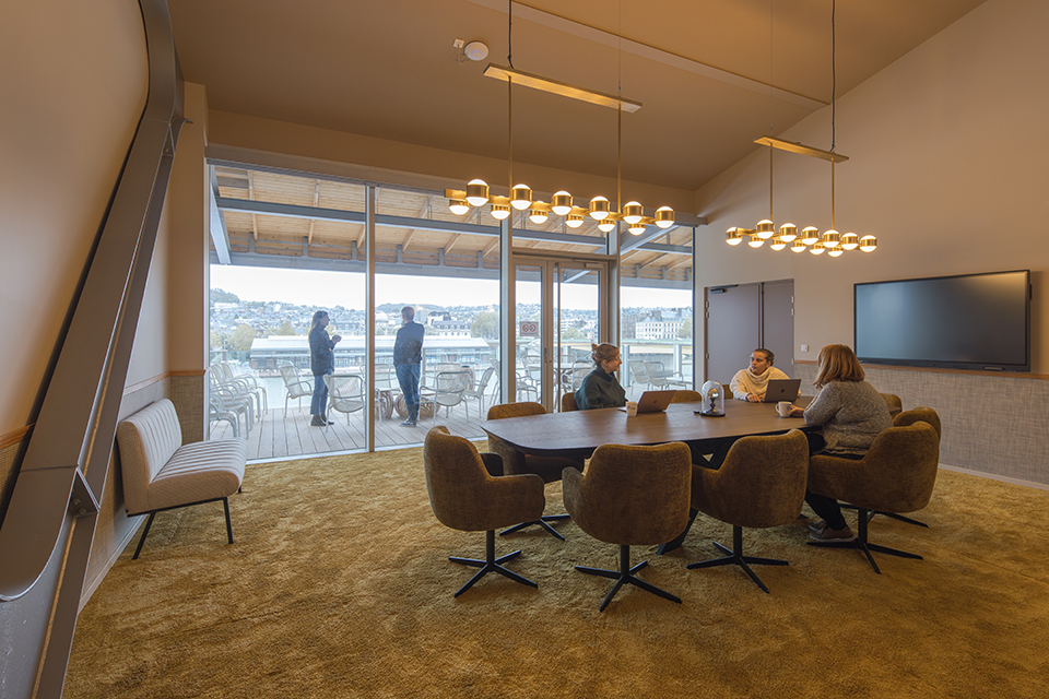 Salle de réunion qui donne sur la scène