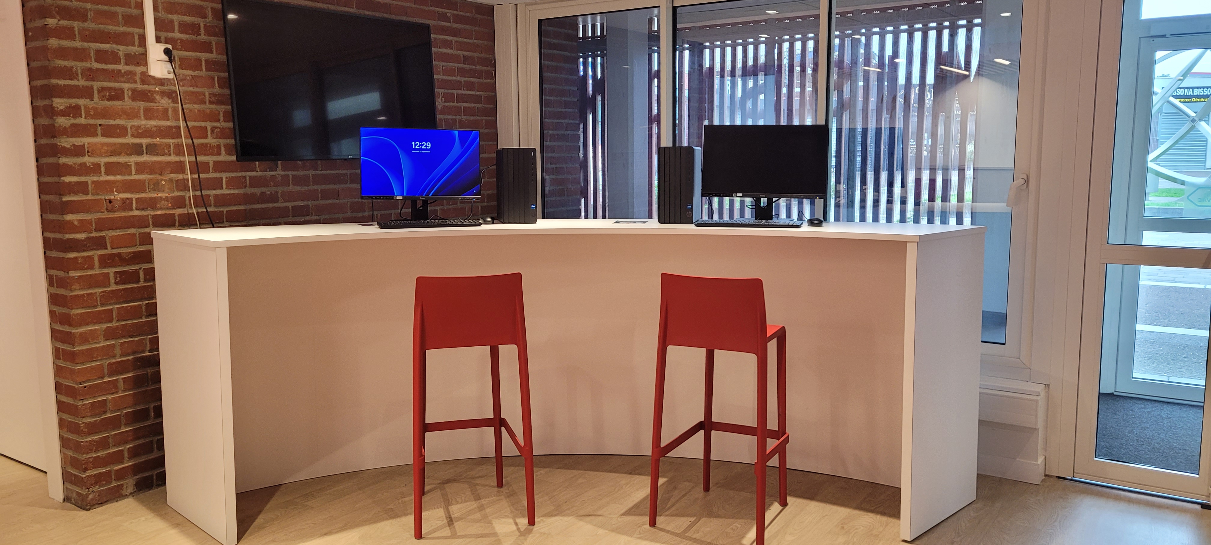 Dans notre espace d'accueil, 2 ordinateurs sont à disposition