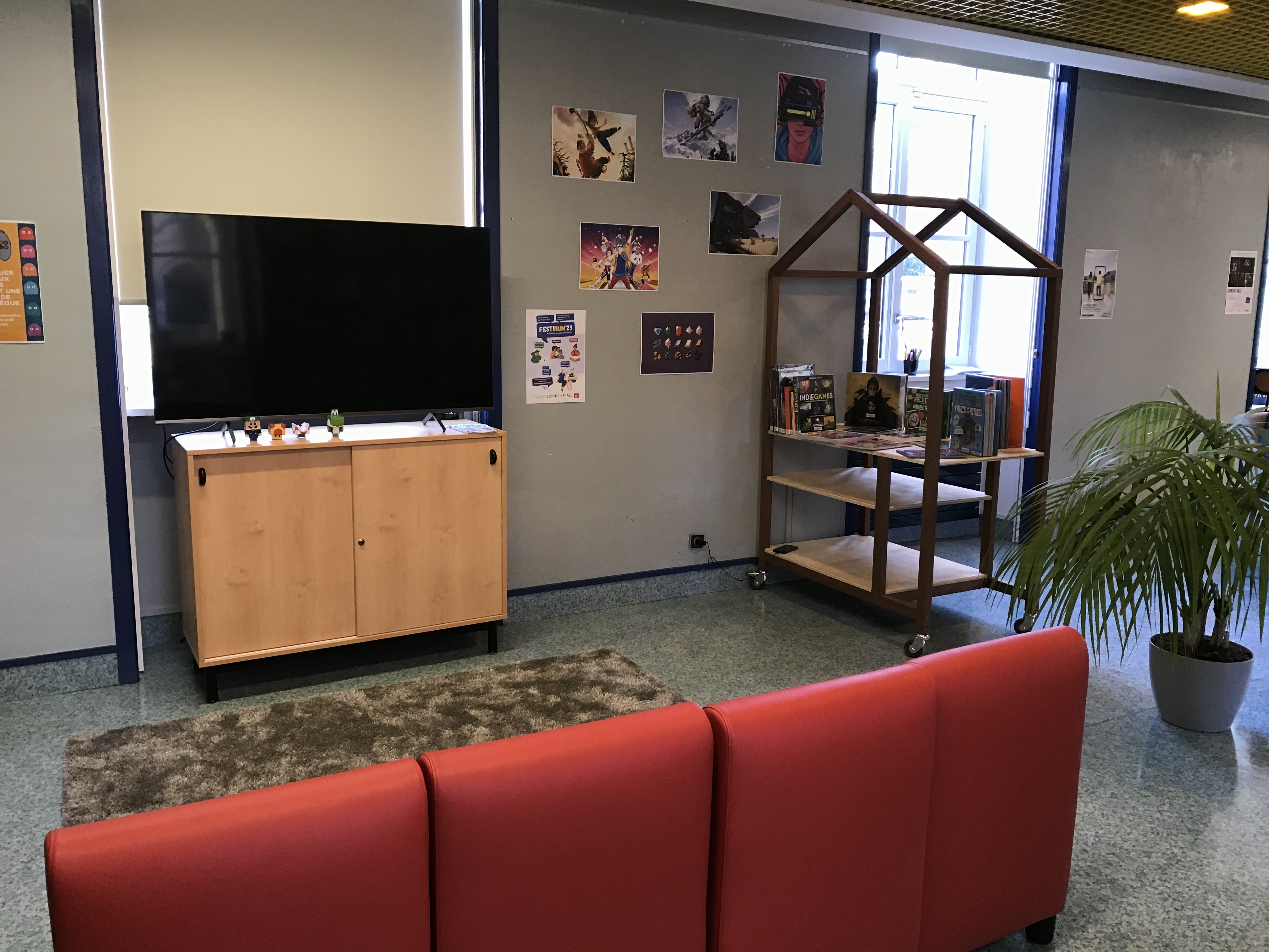 Espace jeu vidéo avec console et canapé