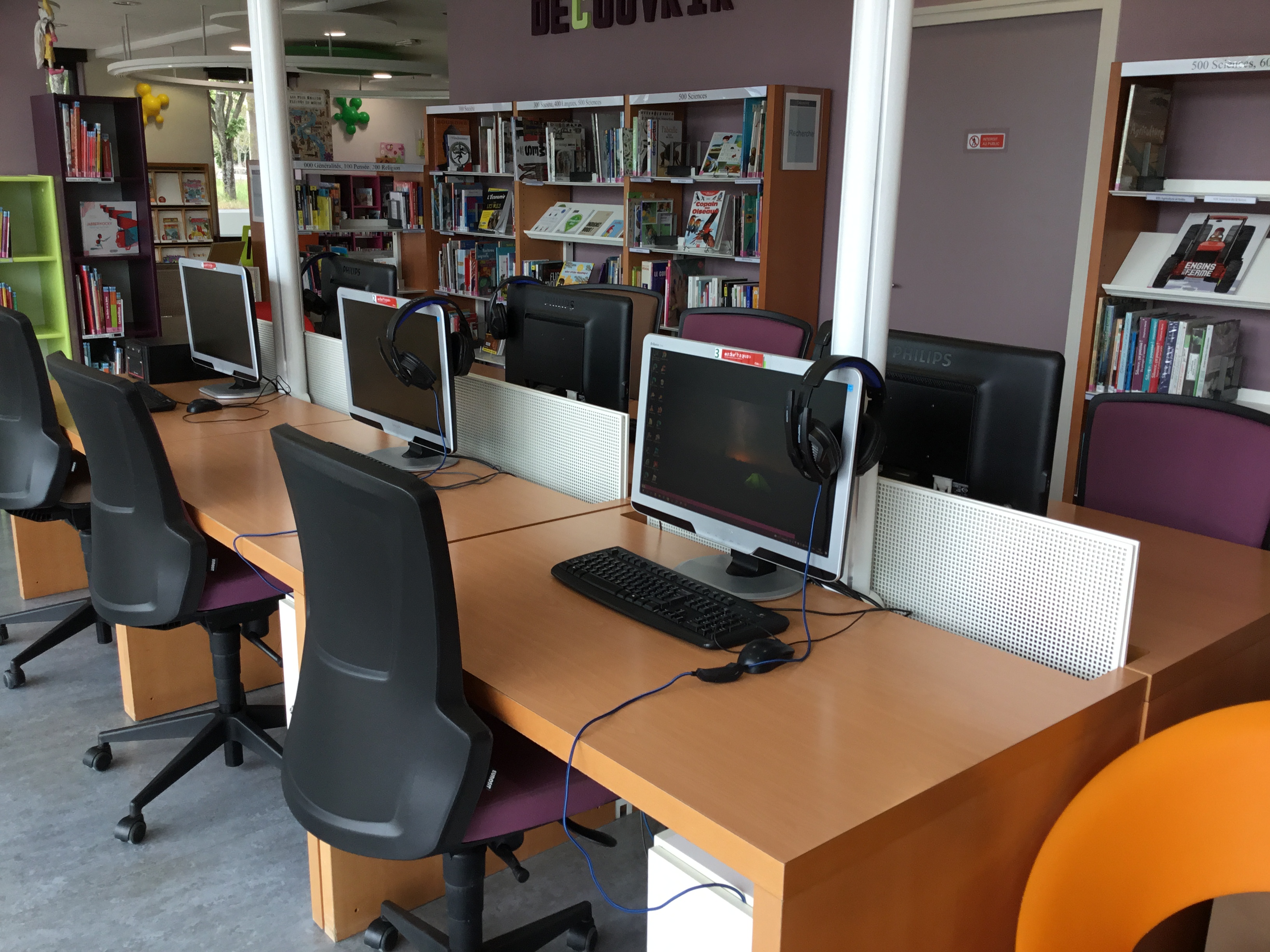 espace ordinateurs de la médiathèque de Perseigne