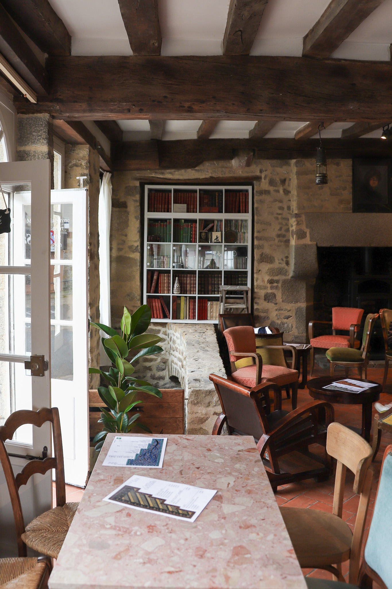 Un espace convivial pour boire un thé et travailler.