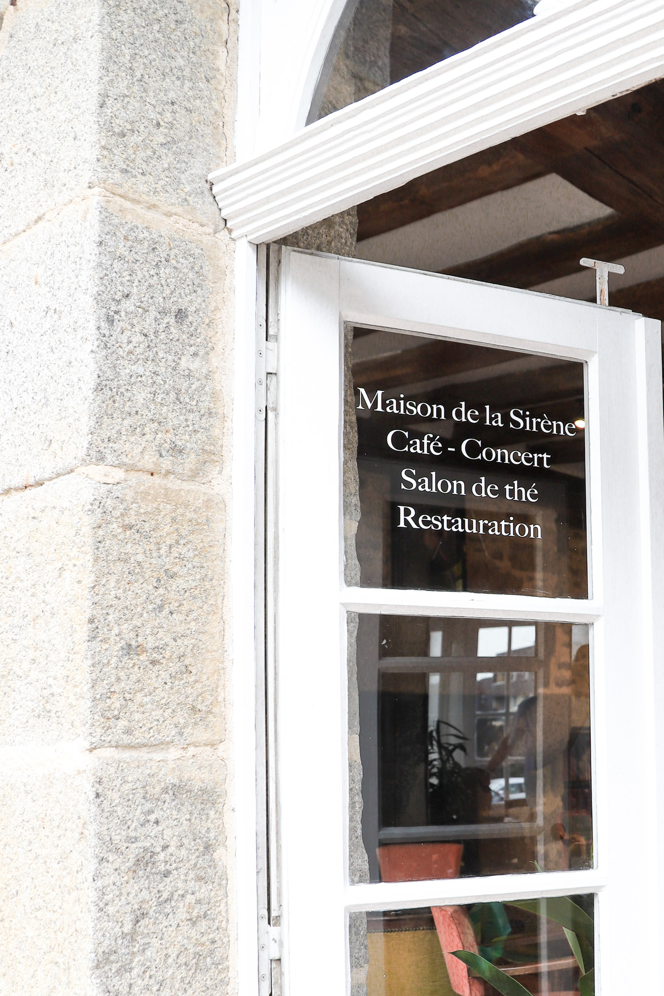 Un café, une bière, un livre, un ordinateur. Tout est possible !