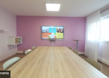 Salle visioconférence avec écran tactile