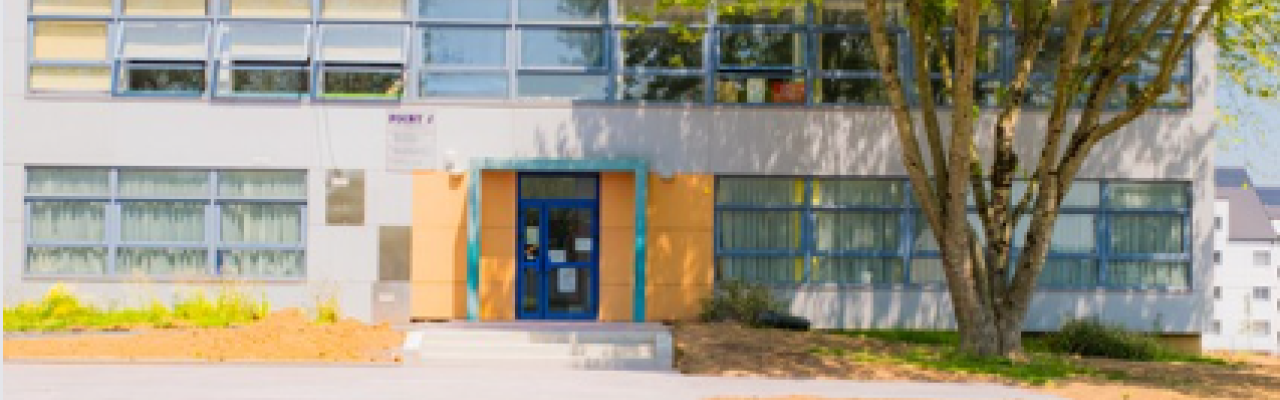 Situé au cœur du quartier Claires Fontaines à l’étage du bâtiment appelé l’ « EVS ». 