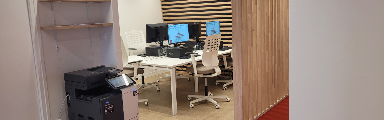 2ème espace d'accueil avec 4 ordinateurs et une imprimante